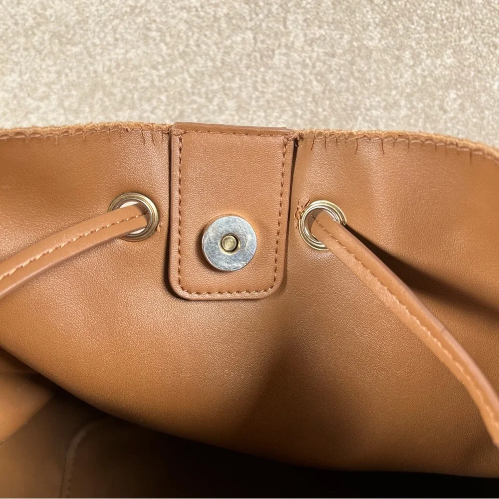 Isaac Mizrahi Brown Bucket Bag Cinch Top Camel Color Ribbed